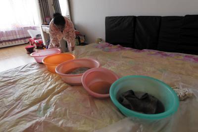 克东楼上漏水，住户失联，小区没物管，业主维权难！律师来支招……